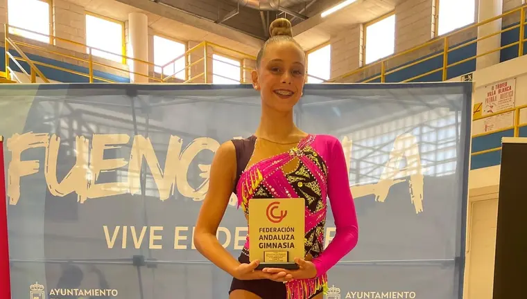 Julia Ballesteros, con el trofeo de campeona de Andaluc&iacute;a