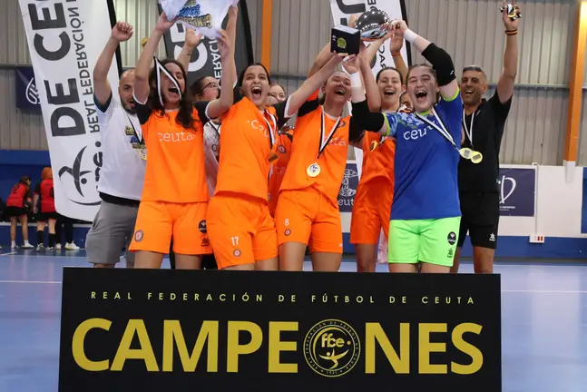 Las jugadoras del Camoens levantan la copa de campeonas