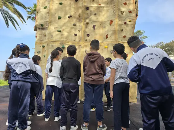 Un grupo de escolares, en el roc&oacute;dromo de San Amaro