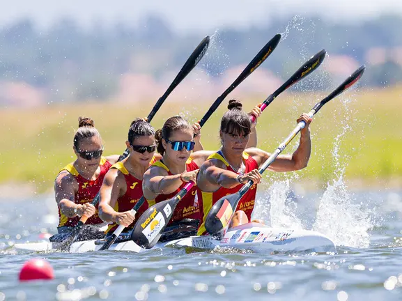 Sara Ouzande, encabezando el K-4 de Espa&ntilde;a que se ha proclamado campe&oacute;n de Europa