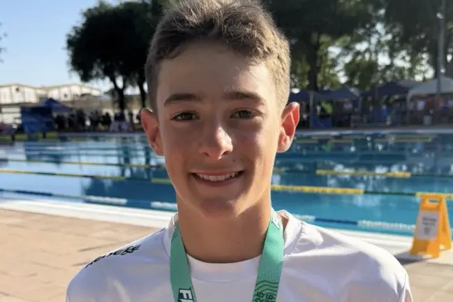 Jaime L&oacute;pez posa feliz con su medalla de plata