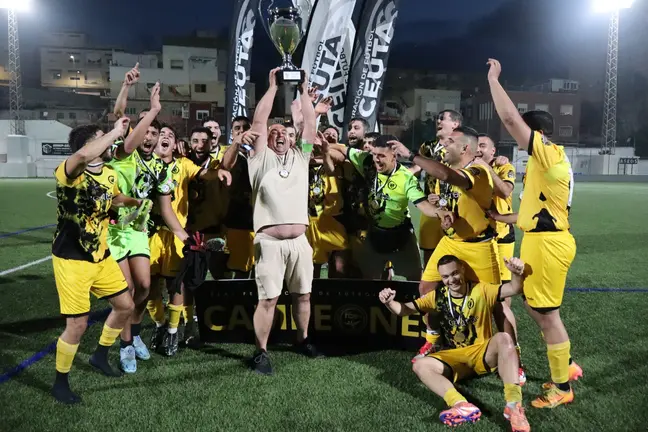Los componentes del Ceuta 6 de Junio levantan la copa de campeones de la Regional Preferente
