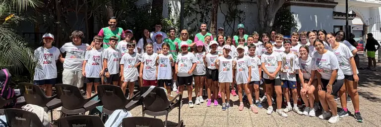 Foto de familia de los participantes en el campus y sus monitores