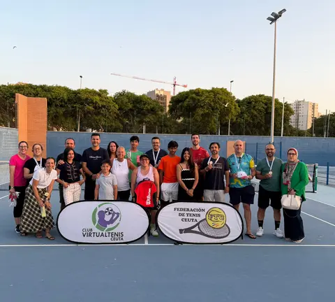 Foto de familia tras la entrega de trofeos de la Liga de Tenis
