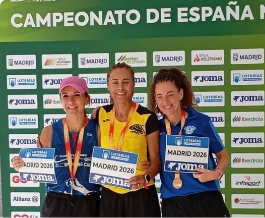 Samira Mhamdi, junto a las dos atletas que la han acompa&ntilde;ado en el podio
