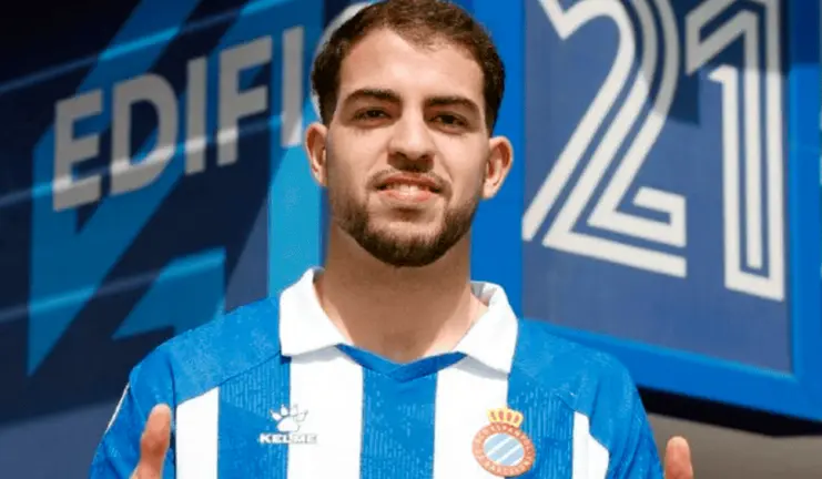 Omar Sadik, con la camiseta del Espanyol de Barcelona