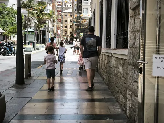 gente calle verano