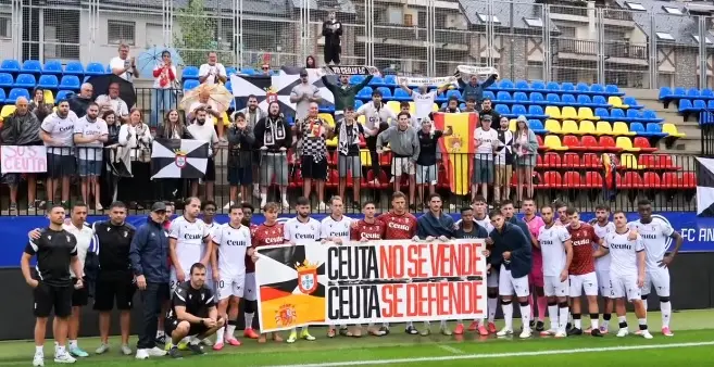 Los integrantes del Ceuta, junto a su afici&oacute;n, al final del partido en Andorra