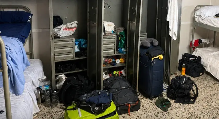habitaci&oacute;n polic&iacute;as hacinamiento