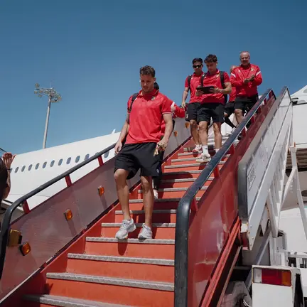 Jugadores de la AD Ceuta, a su llegada al aeropuerto de Palma