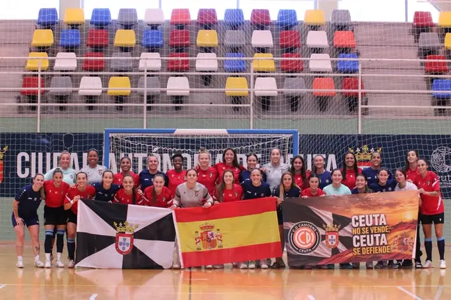 Las jugadoras de la AD Ceuta Femenino y el Camoens posan con las banderas de Ceuta y Espa&ntilde;a