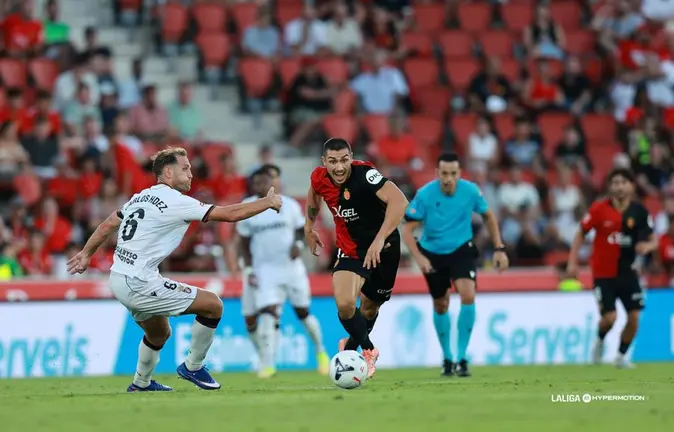 El local Adri&aacute;n Fuentes avanza con el bal&oacute;n ante Carlos Hern&aacute;ndez