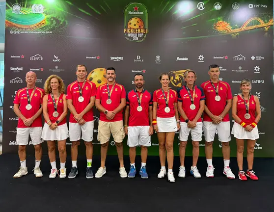El ceut&iacute; Yasin Harr&uacute;s -cuarto por la izquierda- posa con la selecci&oacute;n espa&ntilde;ola campeona del mundo