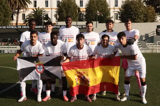 Formaci&oacute;n del Ceuta B, con las banderas de Ceuta y Espa&ntilde;a