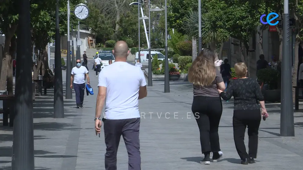 Personas paseando por la calle