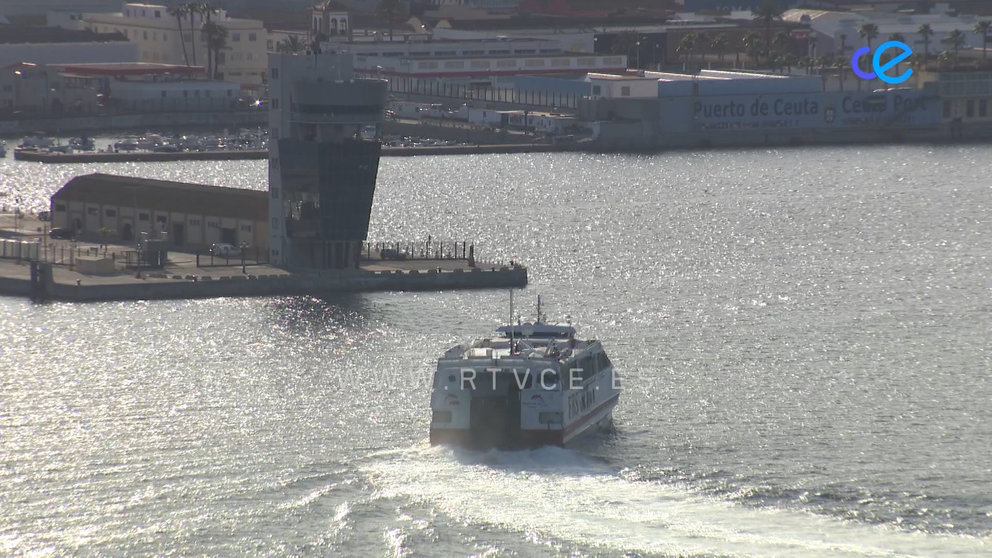 Barco entrando en Pueto de Ceuta