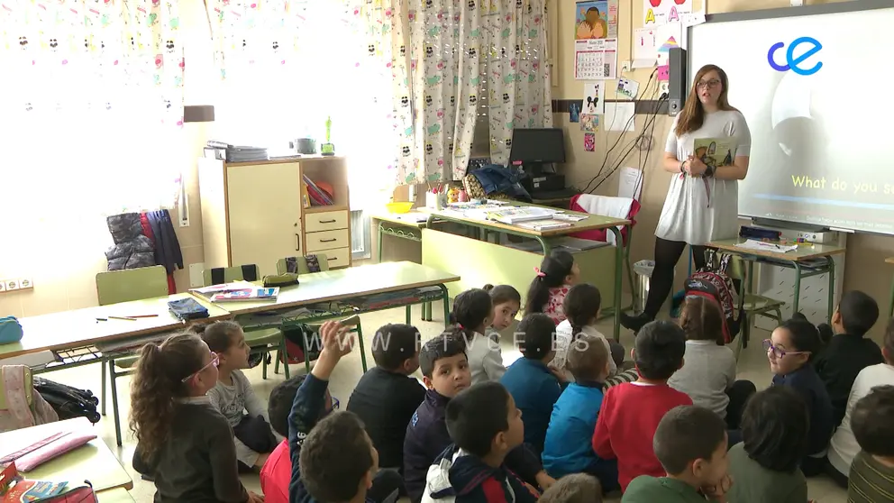 Niños recibiendo una clase en el colegio