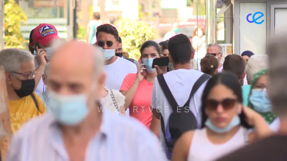 GENTE MASCARILLAS 04