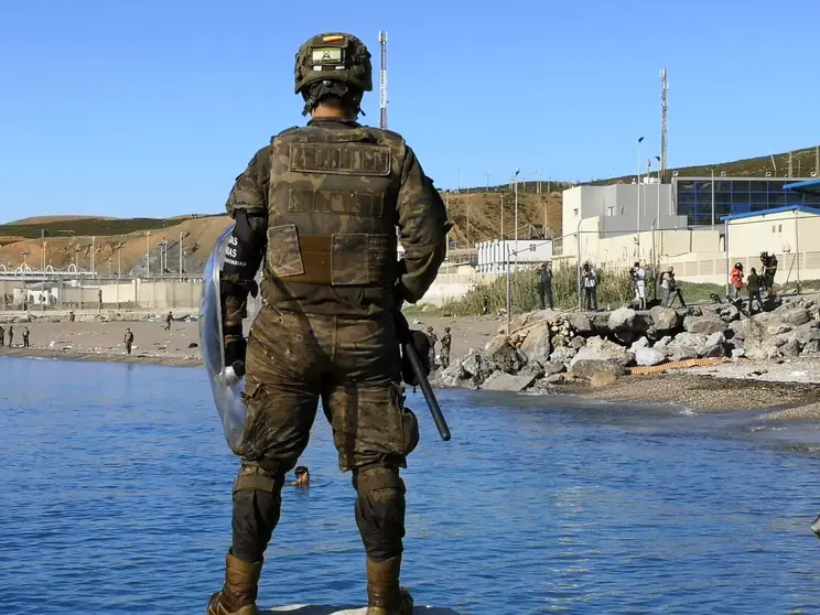 MILITAR CUSTODIANDO LA FRONTERA