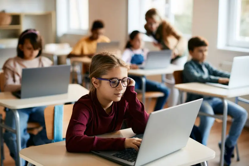 little-girl-e-learning-on-laptop-in-the-classroom-2022-12-06-01-16-47-utc (1)