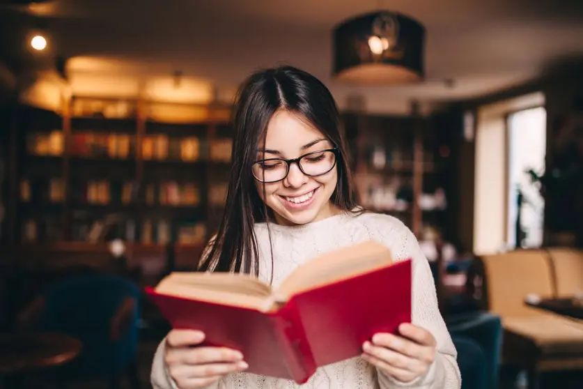 JOVEN LEYENDO LIBRO
LECTURA CULTURA