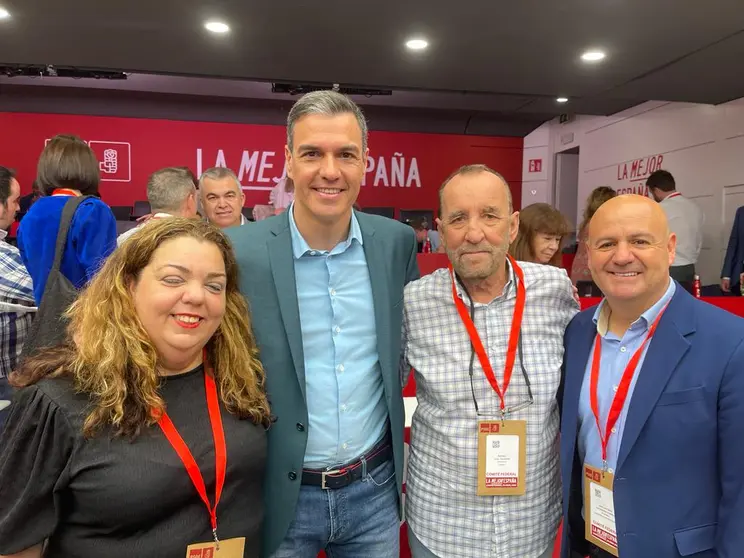 Cristina Pérez, Rafael Leal y Juan Gutiérrez junto al presidente Pedro Sánchez