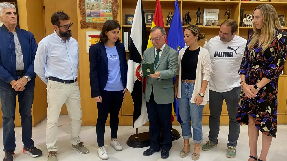 Vivas recibe a la campeona de tiro Elena Pérez