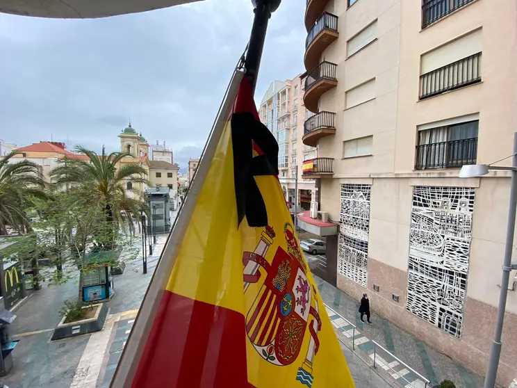 BANDERA DE ESPAÑA CON LAZO NEGRO