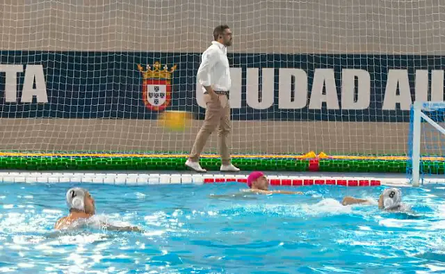 Peter Kubiscko sigue el calentamiento de sus jugadores antes de medirse al CN Barcelona