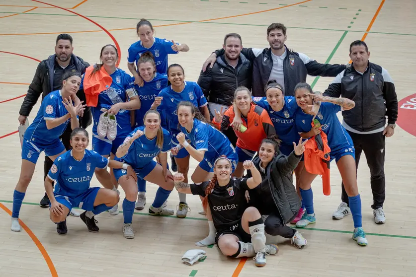 Los componentes del Ceuta Femenino celebran su rotunda victoria en Yecla