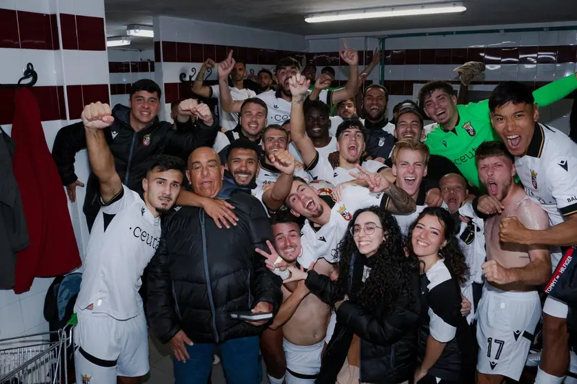 Los integrantes del Ceuta B celebran en el vestuario los tres puntos logrados ante el Conil