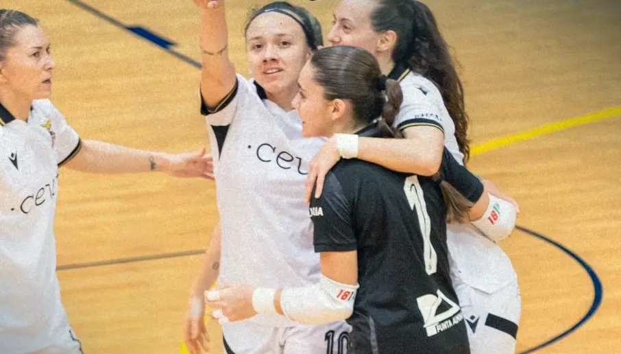 Las jugadoras del Ceuta Femenino celebran el gol de Elisa Lopes