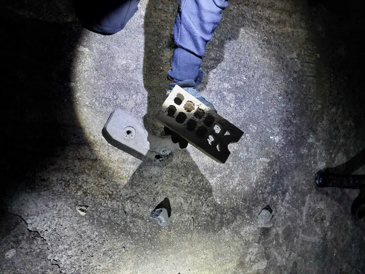 Los policías fueron apedreados con material de obra desde una azotea.