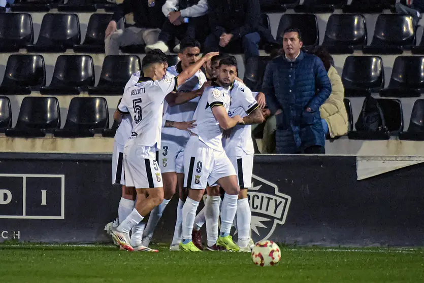 Jugadores del Ceuta celebran uno de sus goles el viernes en Alicante