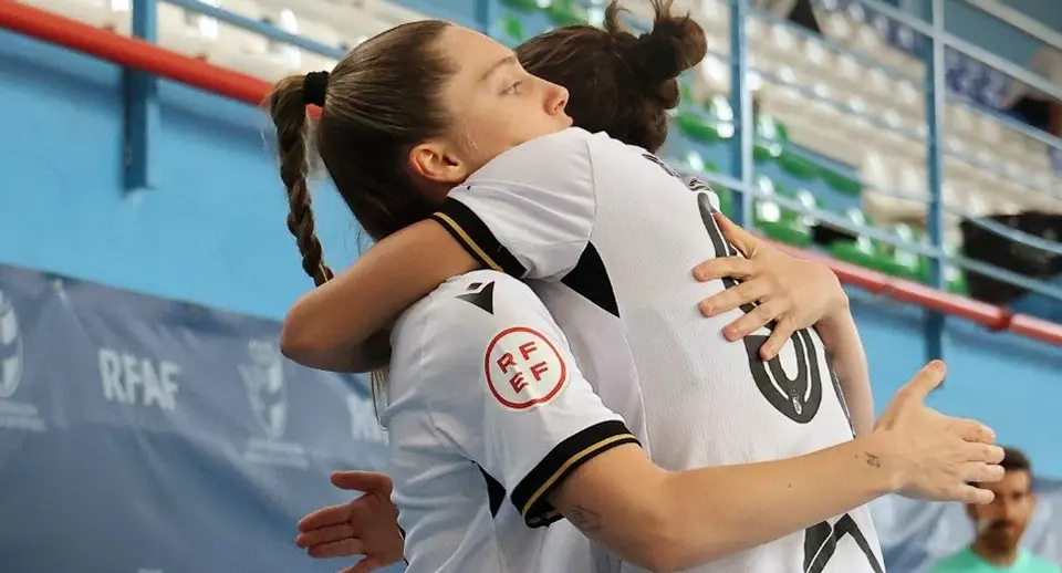 Claudia abraza a la argentina Ale Giménez tras anotar el 1-3