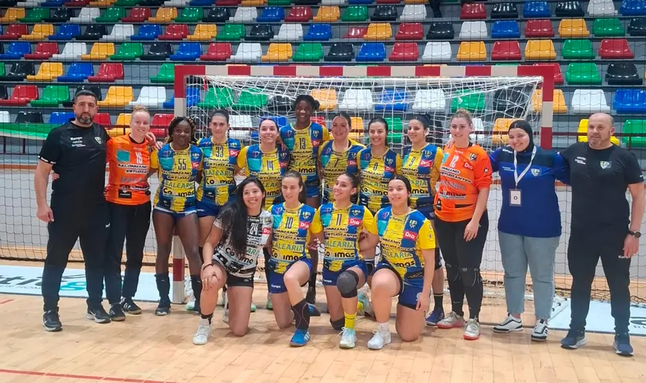 Las integrantes del Estudiantes tras finalizar la temporada este sábado en Elche