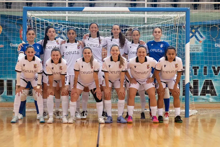Las componentes del Ceuta Femenino, antes de su partido de este sábado contra el Chiloeches