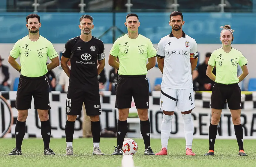 Los capitanes de Atlético Central y Ceuta B, con el trío arbitral