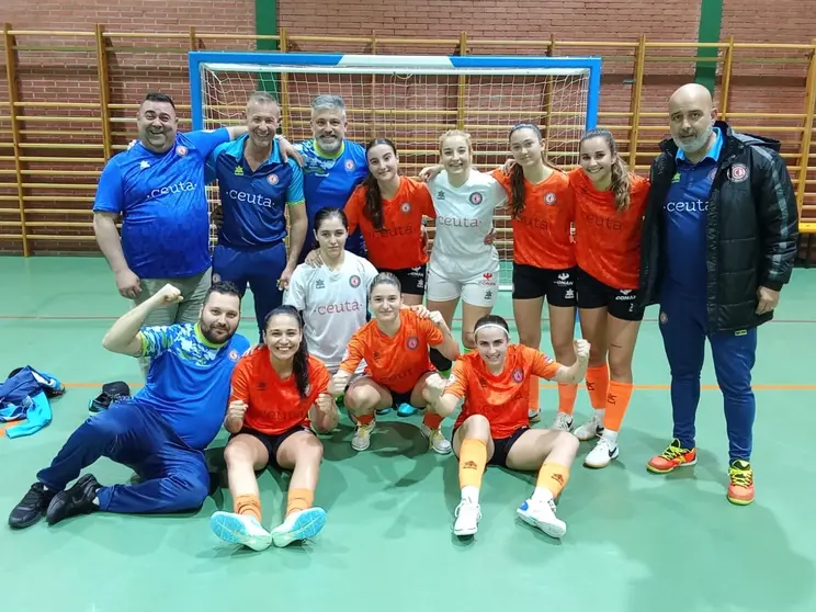 Las componentes del Camoens celebra su victoria en Fuenlabrada