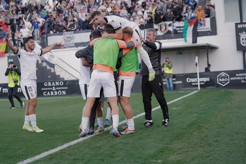 Jugadores del Ceuta celebran el gol de Andy Escudero contra el Marbella