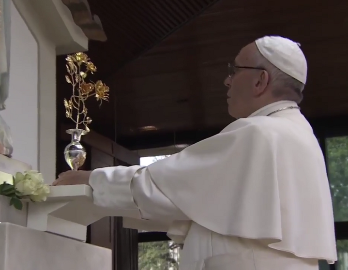 Papa_Francisco_oferece_a_Rosa_de_Ouro_ao_Santuário_de_Fátima_(12_de_Maio_de_2017)