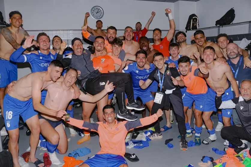 Los jugadores del Ceuta celebran en el vestuario su triunfo de este domingo en Madrid