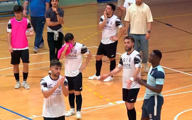 Los jugadores del Ceutí, abatidos tras la derrota que los condena al descenso