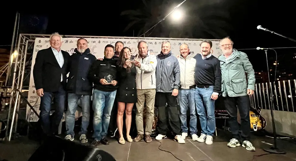 La tripulación del 'Ceuta Emociona-Mahersa', recogiendo el trofeo de campéon