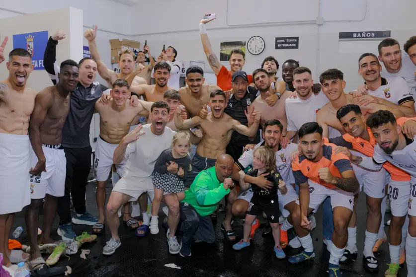 Los integrantes del Ceuta celebran su victoria de este sábado contra el Mérida