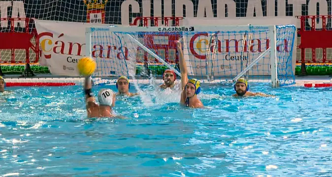 Una imagen del duelo entre el CN Caballa y el Real Canoe