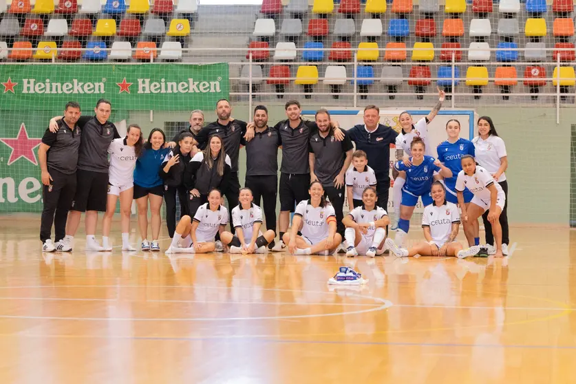 Jugadoras y técnicos del Ceuta Femenino celebran su nueva victoria