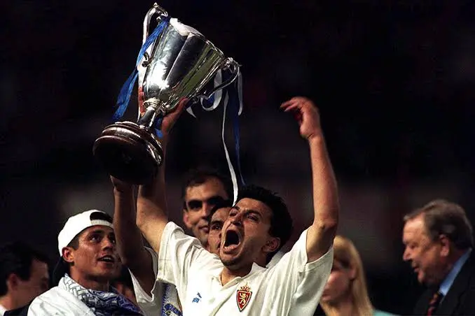Nayim levanta la Recopa conquistada por el Real Zaragoza gracias a su golazo