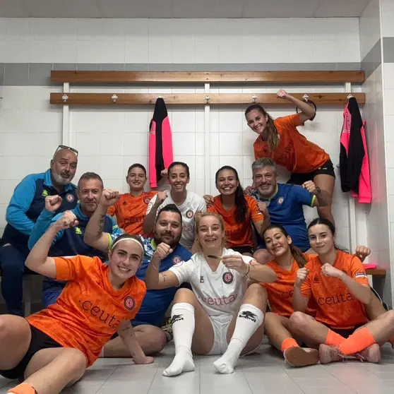 Jugadoras y técnicos del Camoens celebran el punto sumado en Cáceres