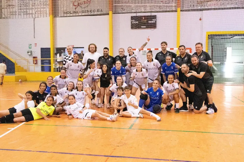 Los integrantes del Ceuta Femenino celebran el título de Liga este sábado en La Libertad